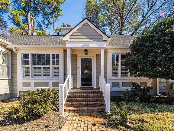 2nd image of 404 Williamsburg Ln