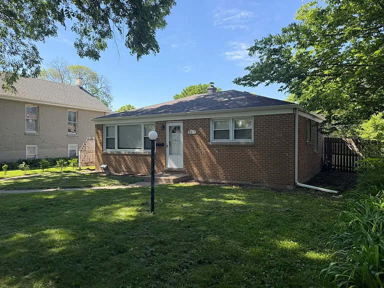 2311 Lake St — Photo 2