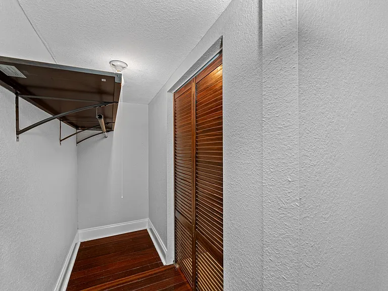 705 W Bay St — Photo 14