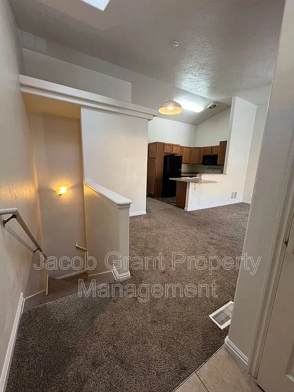 3 bed, 2.0 bath, 1200 sqft, $1,450 — Photo 3