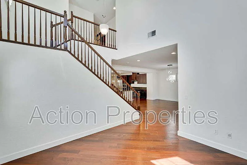 4 bed, 3.0 bath, 2556 sqft, $3,498 — Photo 4
