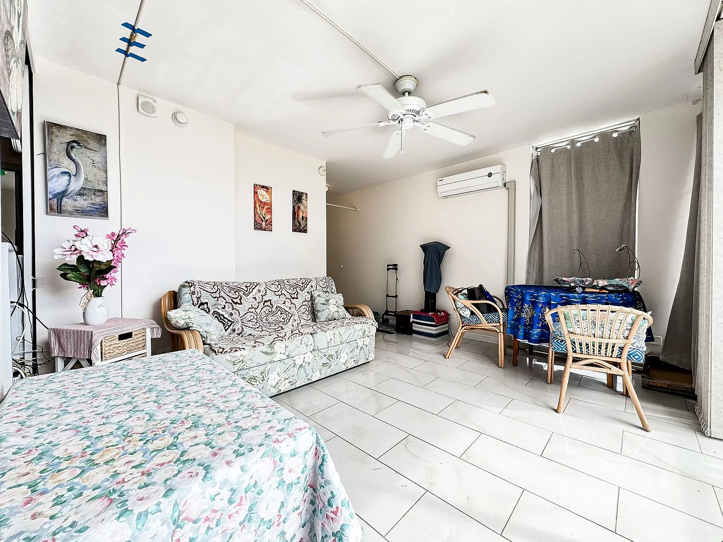 1 BD / 1 BA Fully Furnished Waikiki Condo with Parking! *Pet Friendly* — Photo 2