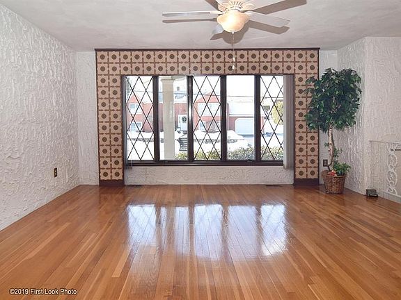3rd image of 6 Tanglewood Ln