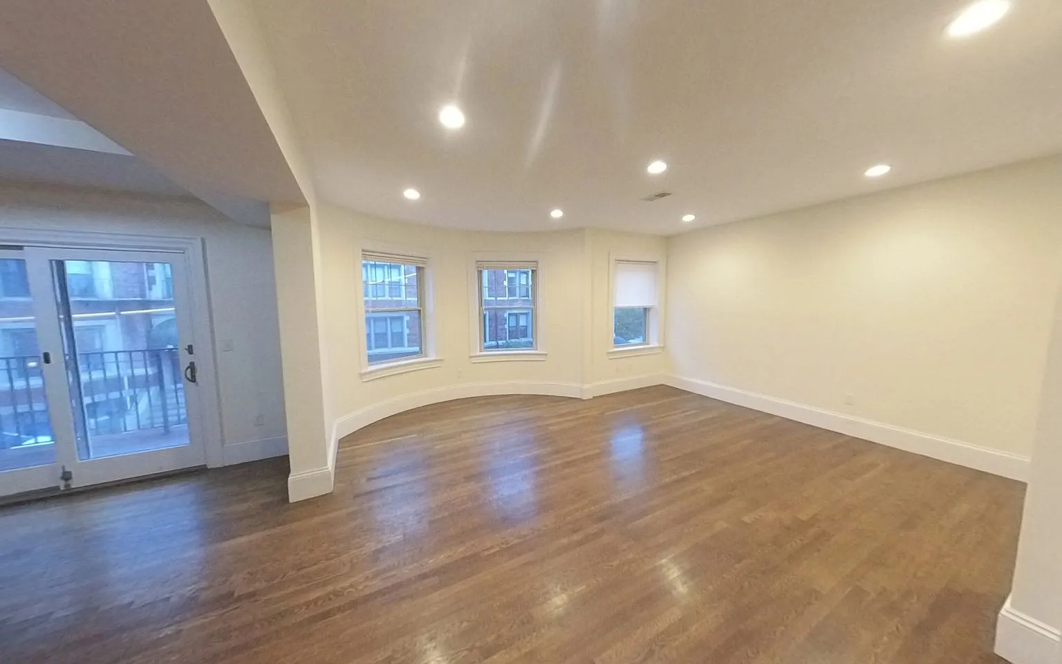 27 Commonwealth Ter — Photo 1