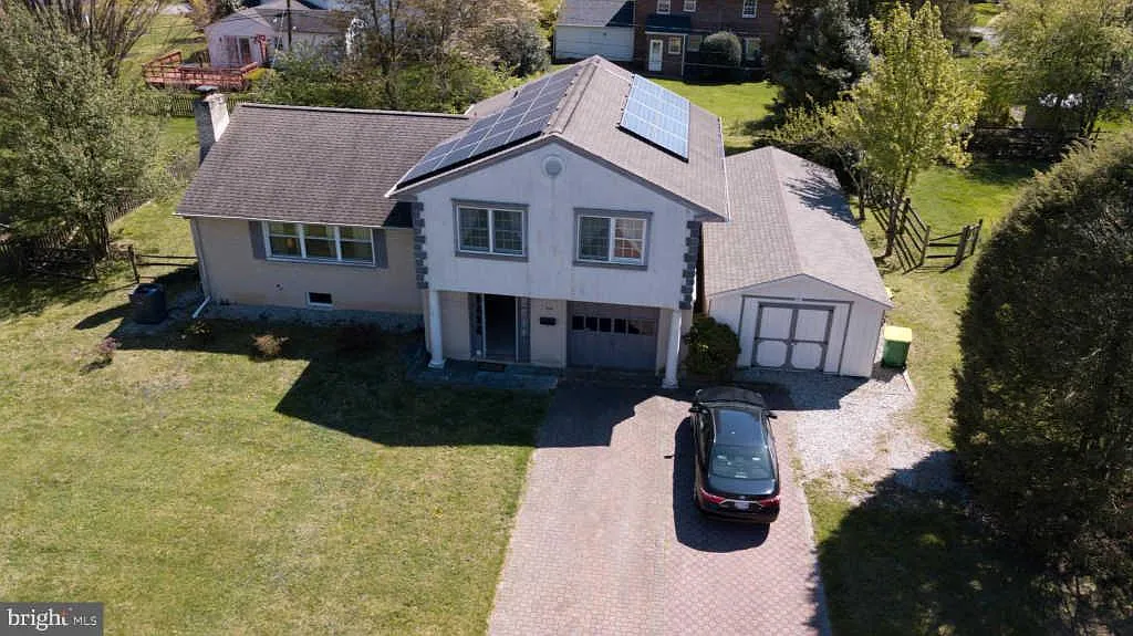 5 bed, 2.5 bath, 2896 sqft, $3,500 — Photo 2