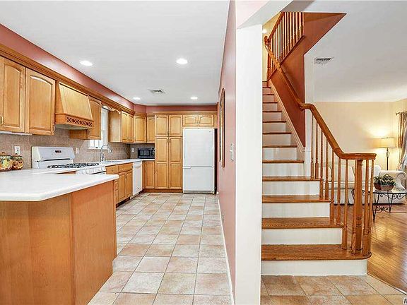 4th image of 24 Linden St