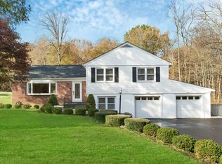 8 Aspen Way, Thornwood, NY 10594