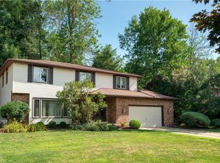 38 Deerwood Dr, Williamsville, NY 14221