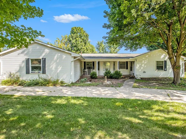 3076 Della Dr, Holly, MI 48442