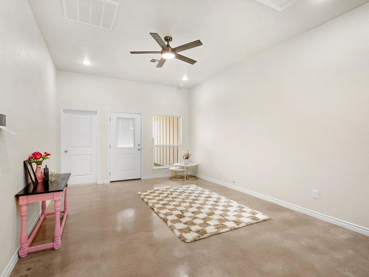 3 bed, 2.0 bath, 1391 sqft, $1,900 — Photo 4