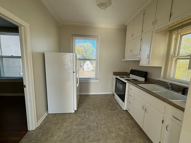 308 Thompson St #B — Photo 3