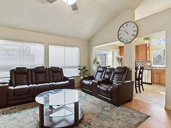 4th image of 386 Gamay Ct