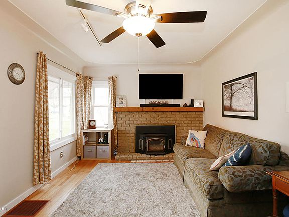 3rd image of 4065 Lester Ave NE