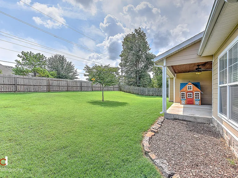 1408 NE Dysart Woods Ln — Photo 32