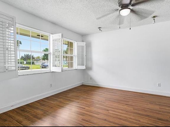 4th image of 4520 SE 11th Pl