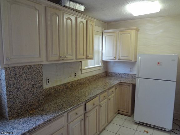 4th image of 64 Park End Pl