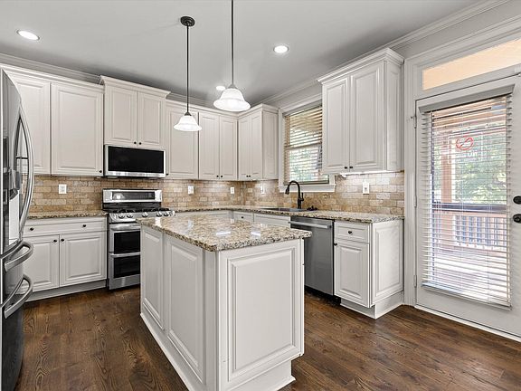 4th image of 40 Danielle Dr