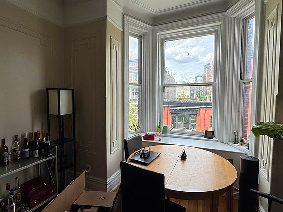 4th image of 158 Noble St APT 3