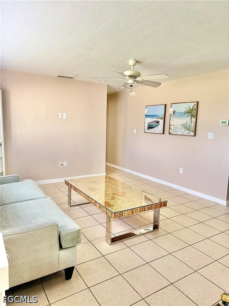 4 bed, 2.0 bath, 1600 sqft, $2,300 — Photo 4