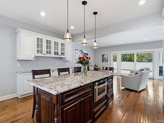 3rd image of 75 Syosset Circle