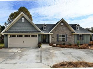 1432 S Peace Haven Rd, Clemmons, NC 27012