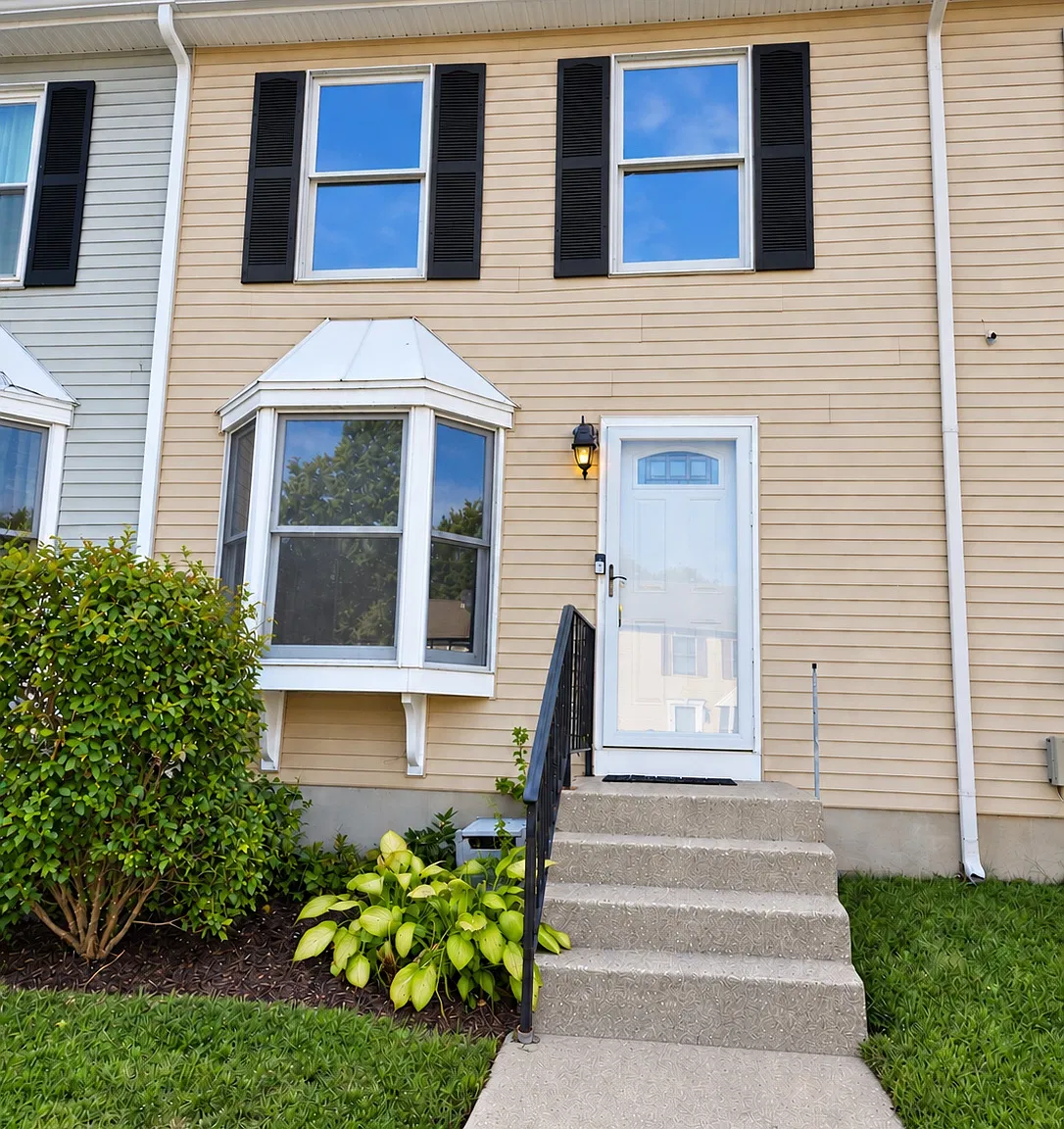 3 bed, 1.5 bath, 1075 sqft, $2,050 — Photo 1