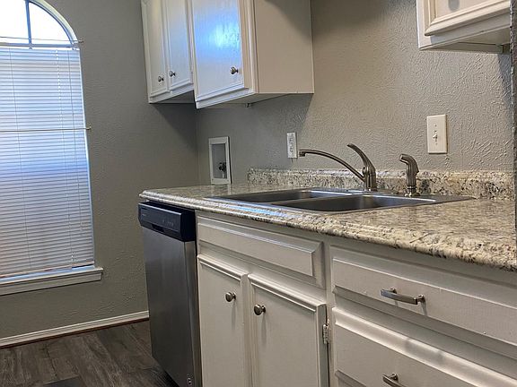 2nd image of 2220 Westmoor Pl