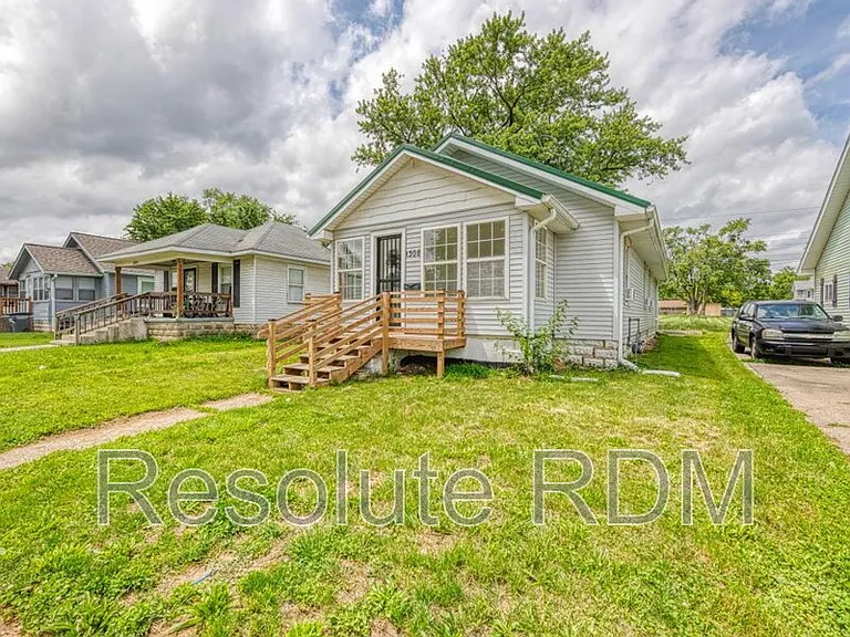 1308 E Taylor St — Photo 4