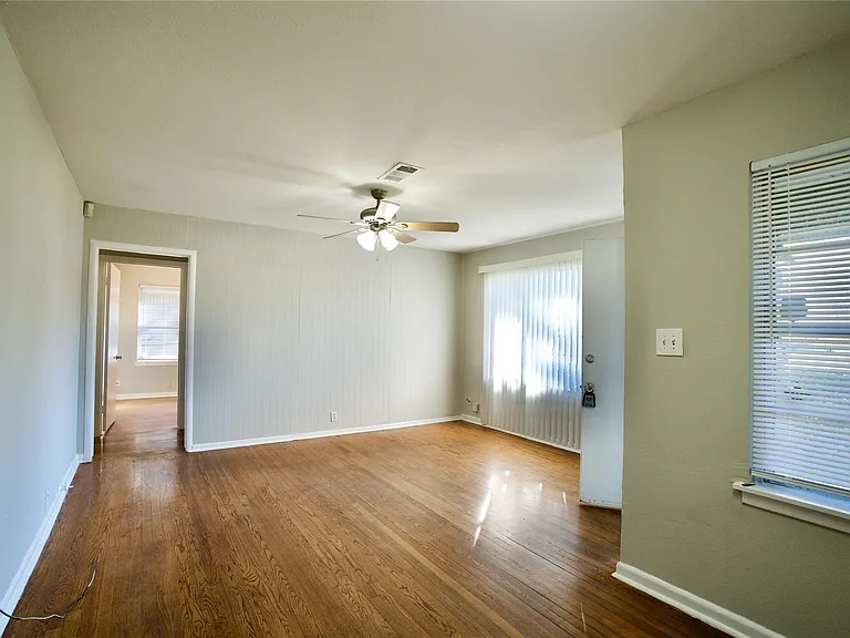 8733 Robindell Dr — Photo 4