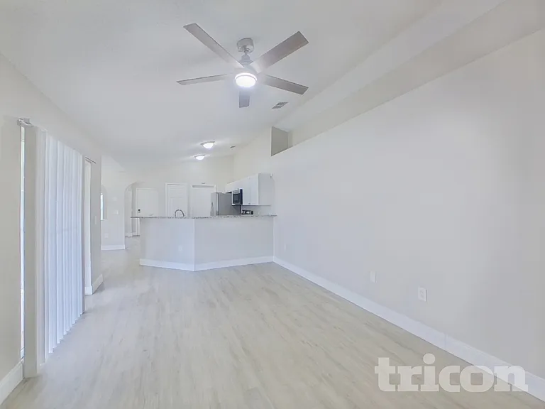 906 Dartmouth Ct — Photo 2