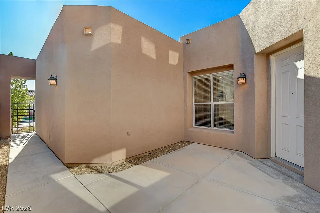 3 bed, 2.5 bath, 2211 sqft, $2,175 — Photo 2