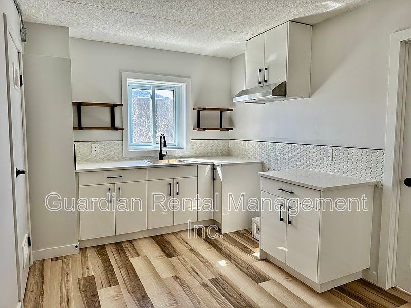 1st image of 141 Frederica St W Unit 1