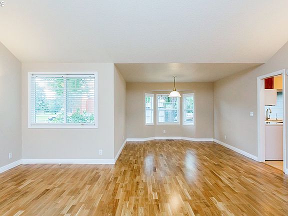 4th image of 647 NE Josephine Ct