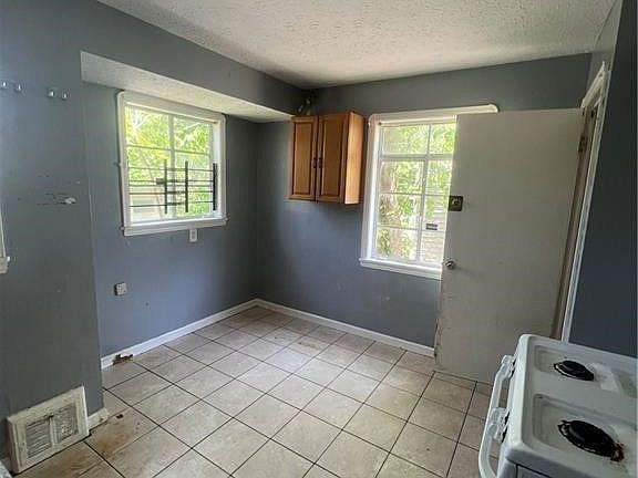 4th image of 14205 Sylvia Ave