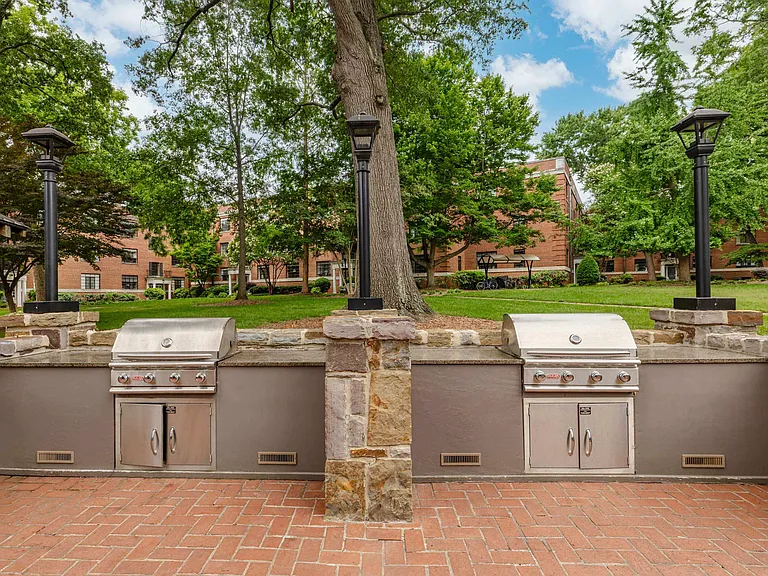 Cameron Court Apartments — Photo 37