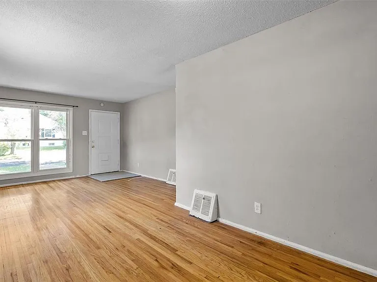 301 Estridge Rd — Photo 5