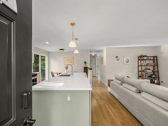 3rd image of 4743 SW Seymour Ct