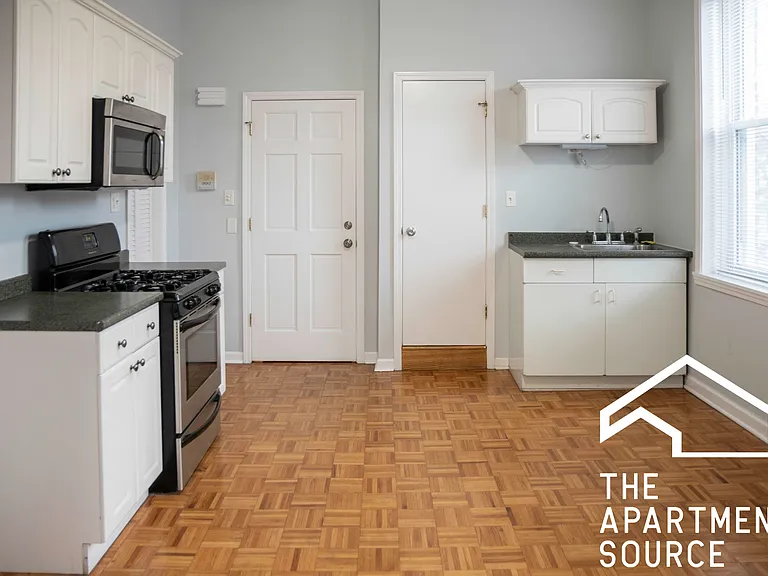 2215 W Wellington Ave #1R — Photo 3