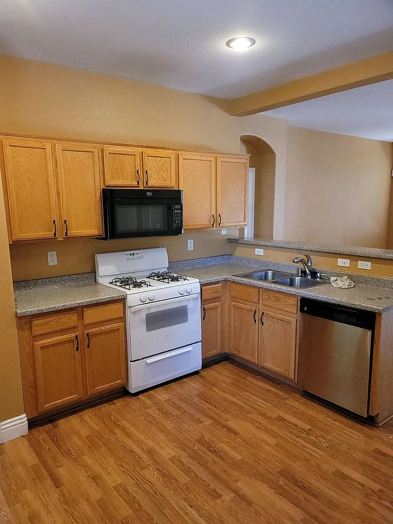 Amazing Home 3 Bedroom Available! — Photo 3