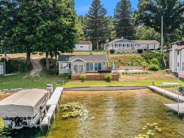 43834 Eagle Lake Dr, Paw Paw, MI 49079