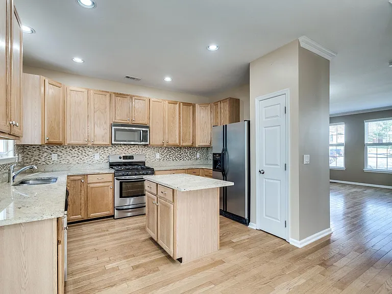 6412 Warren Point Ct — Photo 3