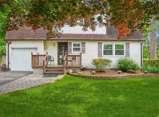 22 Hollingwood Dr, Coram, NY 11727