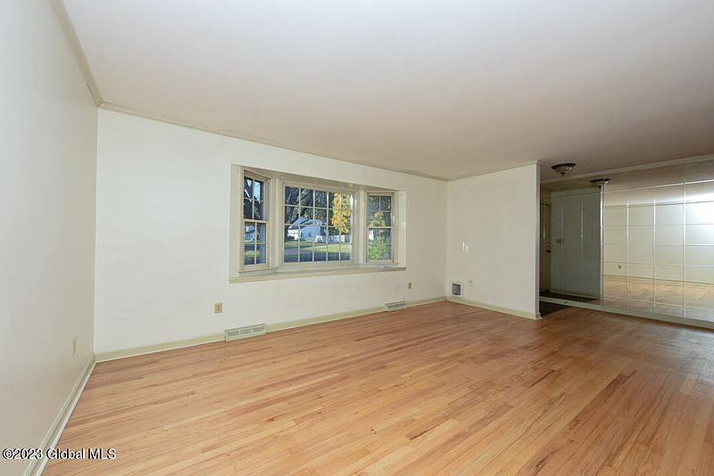 4th image of 7 Arcadian Drive