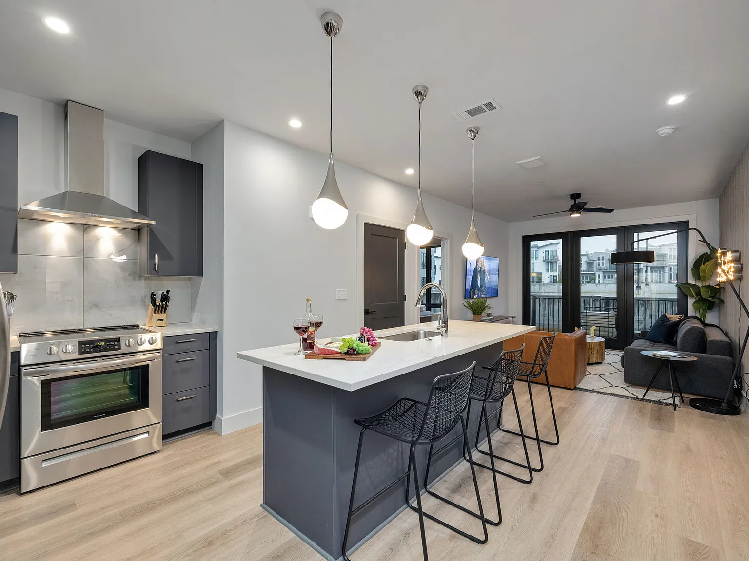 2 bed, 870 sqft, $3,250 — Photo 2