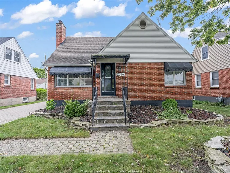 2584 Chilver Rd — Photo 2
