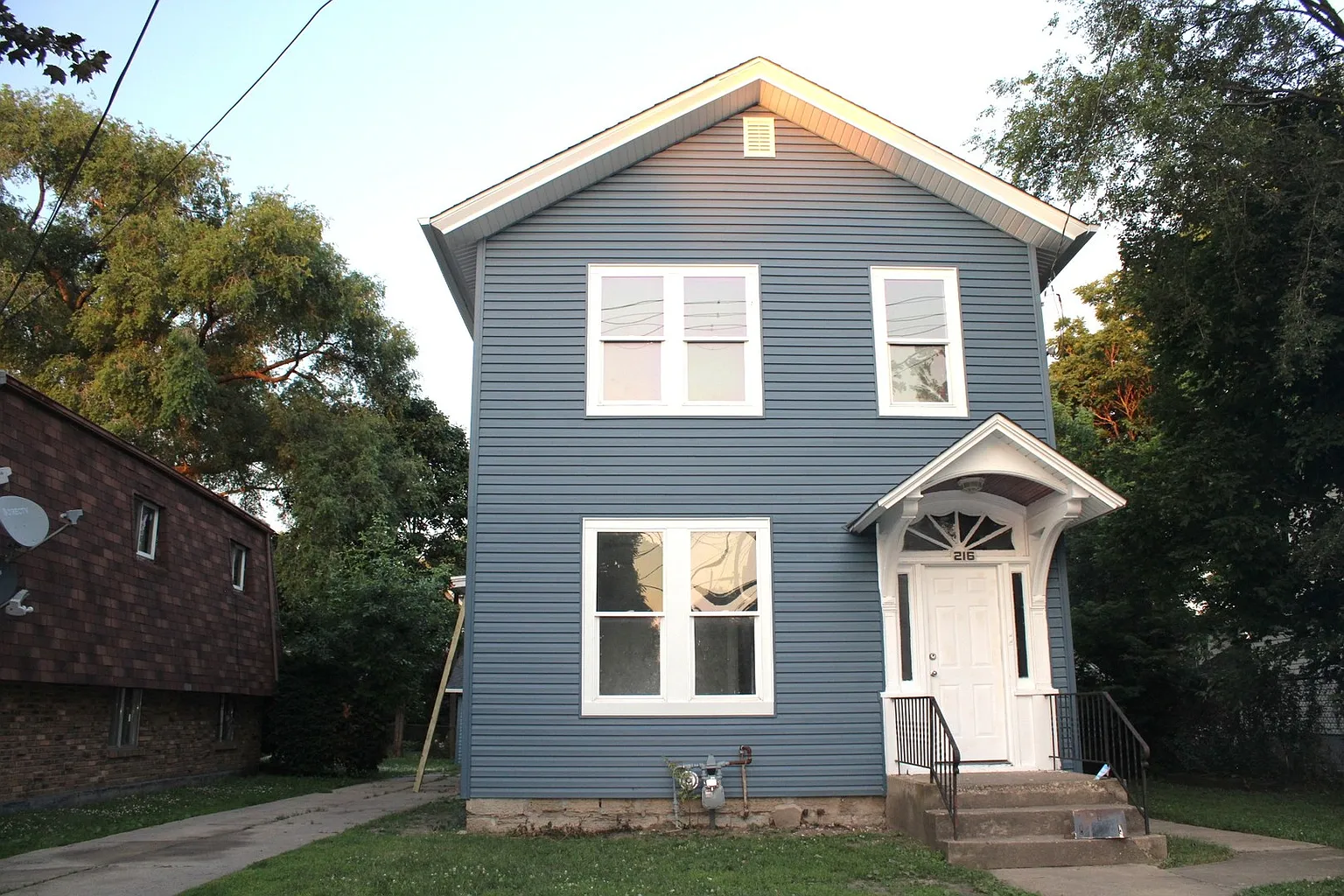 216 5th St photo 1