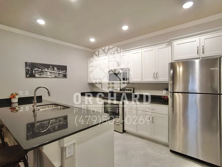1900 E Brookview Dr — Photo 2
