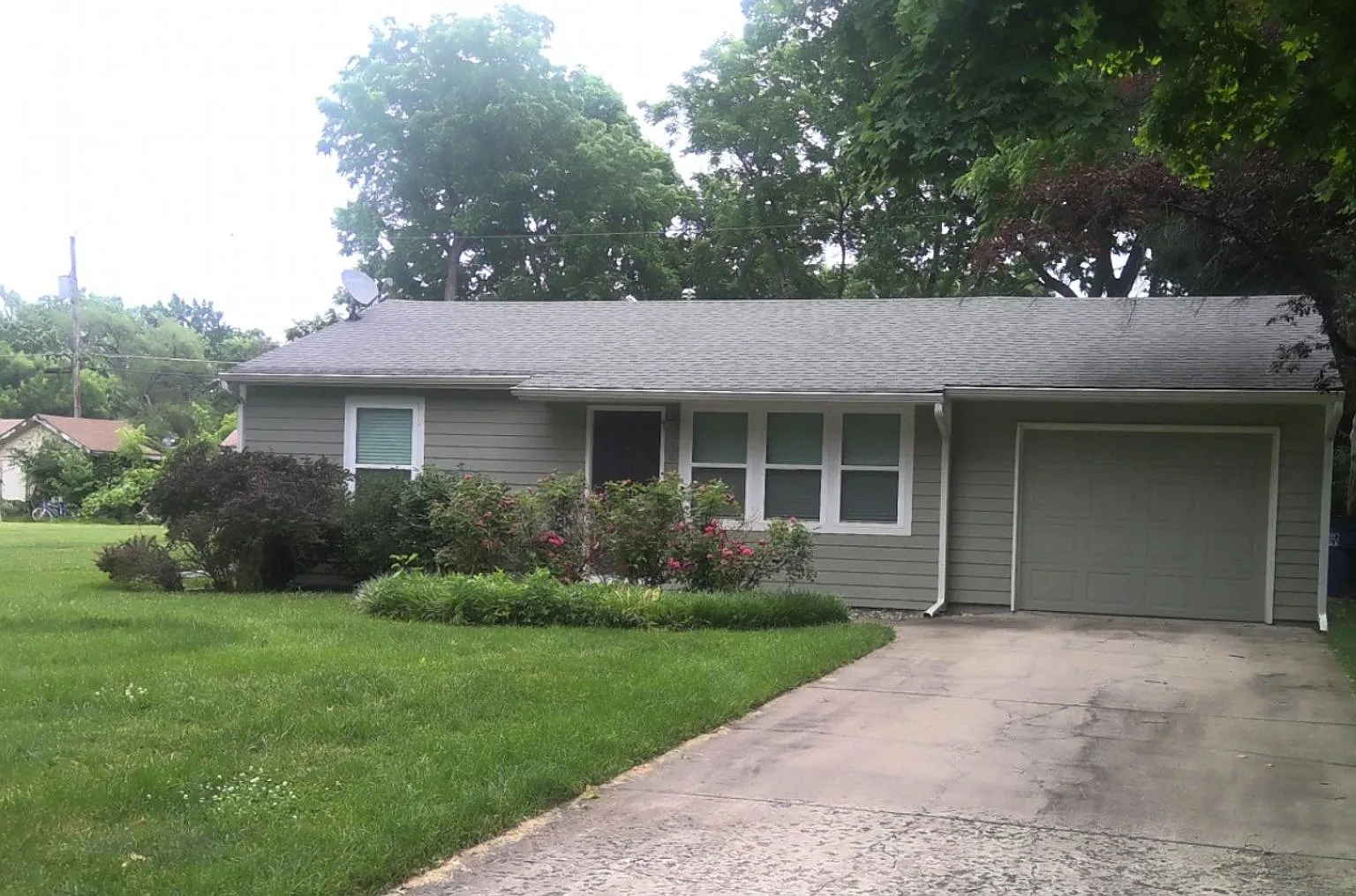 Charming House Across from Veterans park — Photo 1