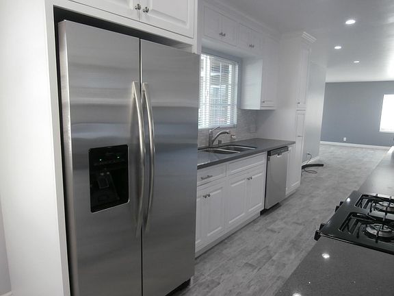 4th image of 4219 Blackthorne Ave