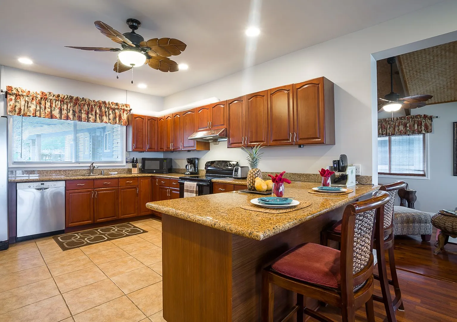 Oceanfront Living in Hauula Where Every Day Begins with the Sea - 6month to one year rental — Photo 3